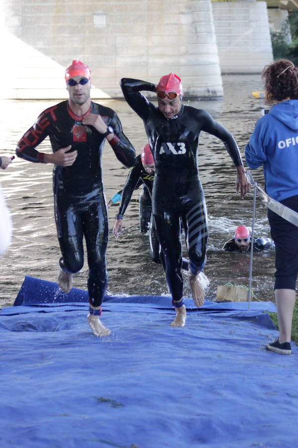 Salamanca se ha enganchado al triatlón. La capital charra acogió esta mañana la cuarta edición del Triatlón de Media Distancia, considerado además 'Campeonato Ibérico' por la importante presencia de triatletas lusos