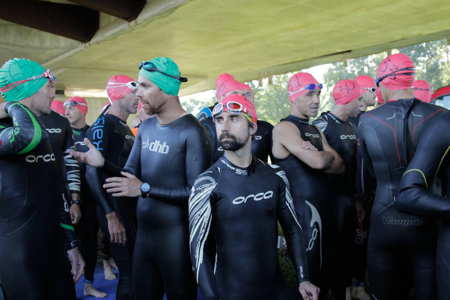 Salamanca se ha enganchado al triatlón. La capital charra acogió esta mañana la cuarta edición del Triatlón de Media Distancia, considerado además 'Campeonato Ibérico' por la importante presencia de triatletas lusos
