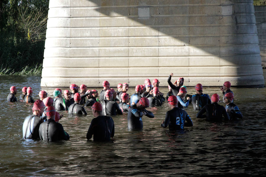 Salamanca se ha enganchado al triatlón. La capital charra acogió esta mañana la cuarta edición del Triatlón de Media Distancia, considerado además 'Campeonato Ibérico' por la importante presencia de triatletas lusos