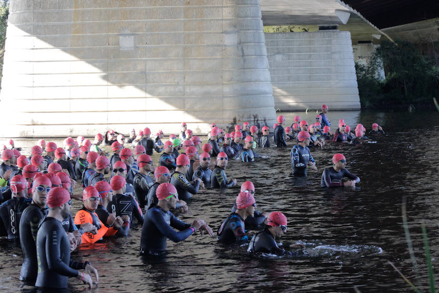 Salamanca se ha enganchado al triatlón. La capital charra acogió esta mañana la cuarta edición del Triatlón de Media Distancia, considerado además 'Campeonato Ibérico' por la importante presencia de triatletas lusos