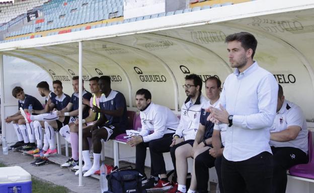 Cortés, a la derecha, antes de empezar el partido ante el Compostela. 