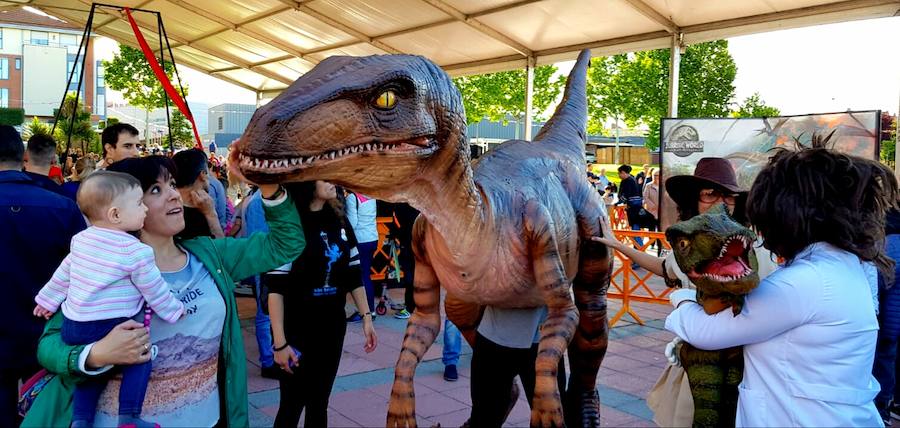 Una mujer con su hijo acarician a 'Tango' en Arroyo de la Encomienda. 