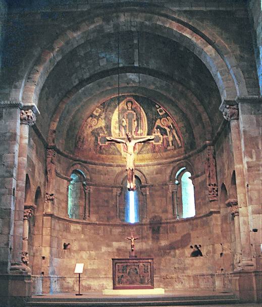 Imagen secundaria 2 - Arriba, la iglesia, con el ábside, antes del traslado. Abajo, tres obreros desmontan una de las piedras. A la derecha, interior del ábside en el museo de Nueva York. 