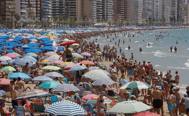 Llega el 'timo de la pulsera' a las playas de España