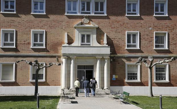 Acceso a las instalaciones de la Escuela de Enfermería, en el complejo de San Telmo.