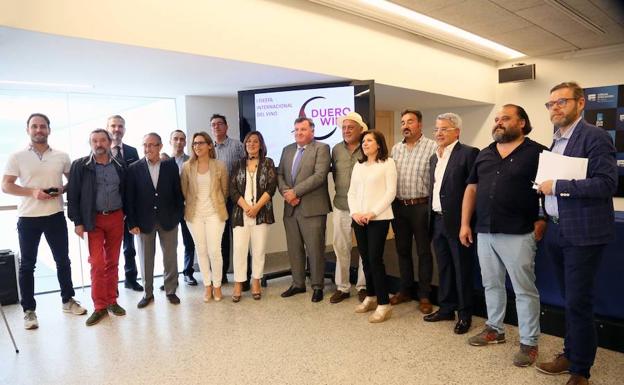 Milagros Marcos posa con los presidentes de las denominaciones de origen e indicaciones geográficas vínicas de Castilla y León tras presentar el congreso de Burgos. 