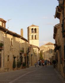 Imagen secundaria 2 - Arriba, la iglesia de San Millán, en la capital segoviana. Abajo a la izquierda, el templo de San Eutropio, en El Espinar; a la derecha, San Juan bautista al fondo de la calle mayor de Pedraza. 