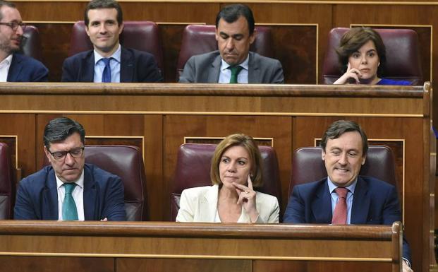 La exvicepresidenta del Gobierno y candidata a liderar el PP, Soraya Sáenz de Santamaría (d); la exministra de Defensa y candidata a dirigir al PP, María Dolores de Cospedal (c); y el actual coordinador general del PP, Fernando Martínez Maíllo (c); el portavoz del Grupo Parlamentario Popular en el Congreso, Rafael Hernando (d); el exvicesecretario de comunicación y también candidato a las primarias del partido, Pablo Casado (i); durante un pleno del Congreso. 