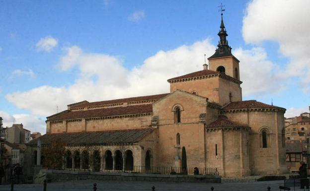 Imagen principal - Arriba, la iglesia de San Millán, en la capital segoviana. Abajo a la izquierda, el templo de San Eutropio, en El Espinar; a la derecha, San Juan bautista al fondo de la calle mayor de Pedraza. 