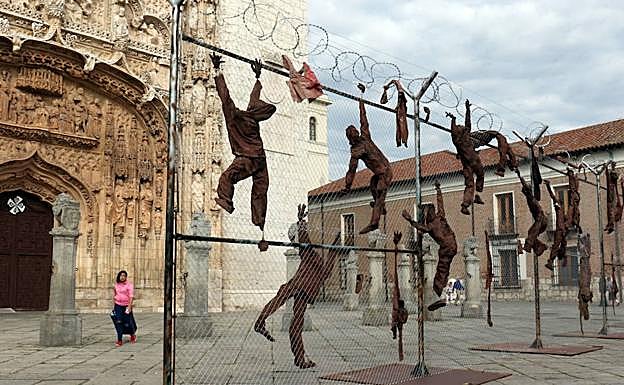 Instalación del escultor Eduardo Cuadrado que se ubicó delante de la iglesia de San Pablo durante el TAC. 
