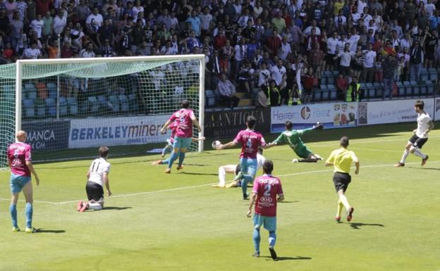 Instante en el que Ortiz logra el tanto del empate ante el Compostela en el Helmántico. 