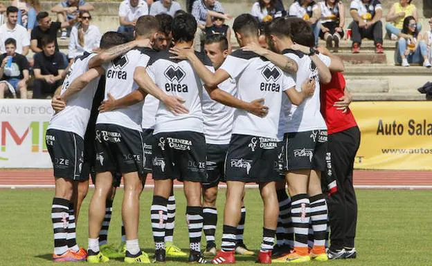 Los jugadores de Unionistas hacen piña antes de un partido. 