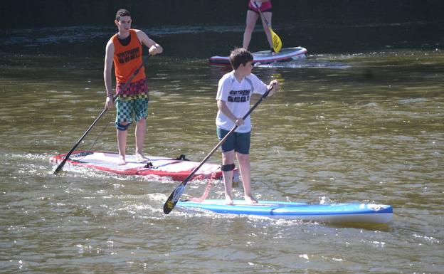 Participantes de pádel surf en Valladolid en el año 2015.