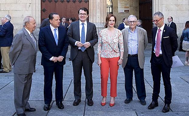 Amilivia, Mañueco, Clemente y Rivero posan delante de la fachada de la Universidad. 