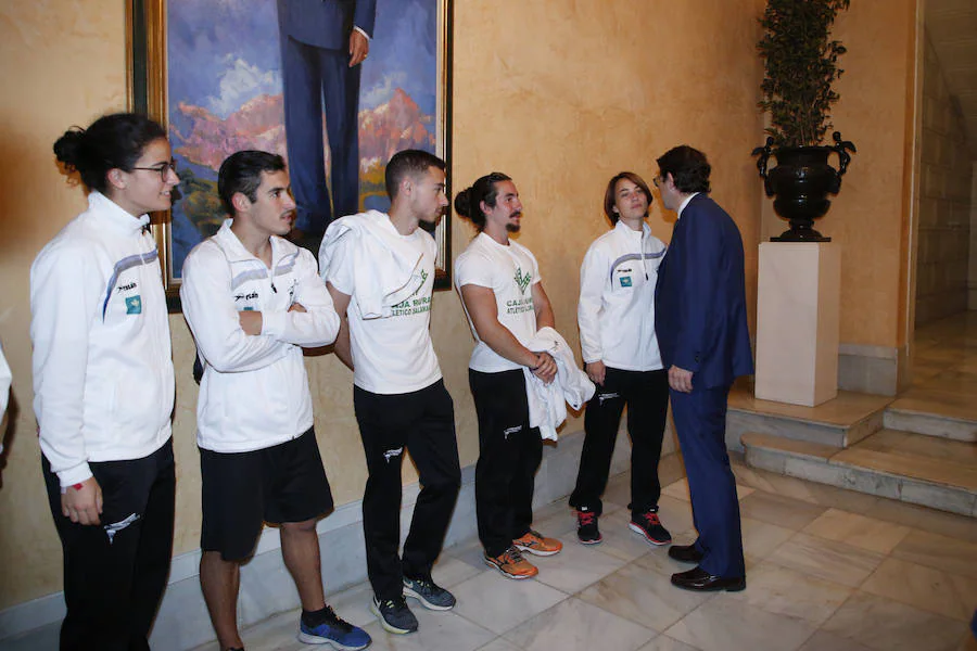 El alcalde Alfonso Fernández Mañueco felicita al equipo salmantino tras recuperar el pasado fin de semana la máxima categoría nacional
