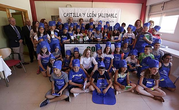 Los representantes de la Junta con los participantes en la actividad. 