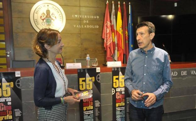 Carmen Vaquero, vicerrectora de Comunicación, y Javier Castán, director del Curso de Cinematografía, durante la presentación. 