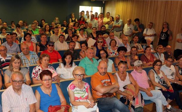 Un momento de la asamblea informativa de afectados por el cierre de la clínica iDental. 