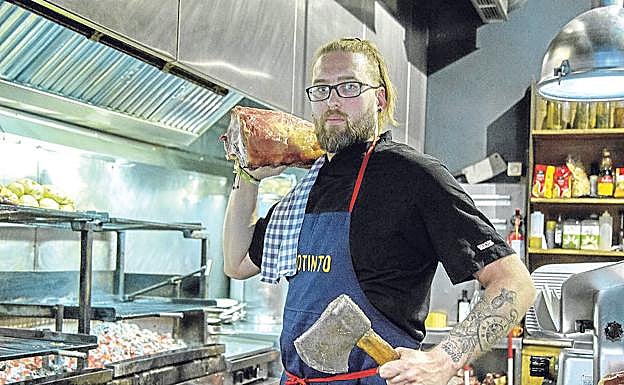 Miguel Mangas, al frente de la parrilla del restaurante Vino Tinto de Valladolid. 