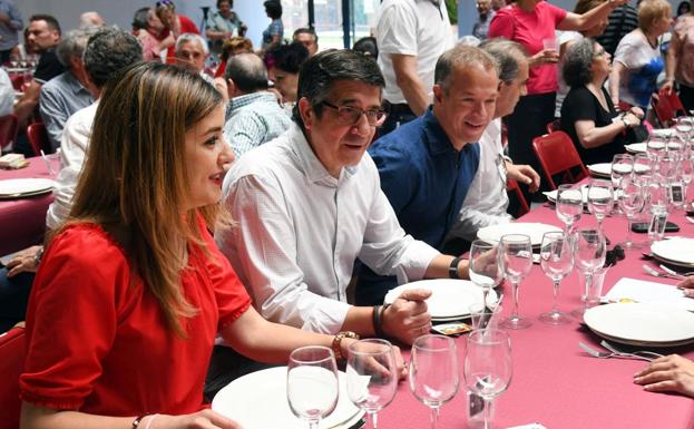 Aitana Hernando, Patxi López y Ander Gil minutos antes de comer en la 'Fiesta de la Rosa'.