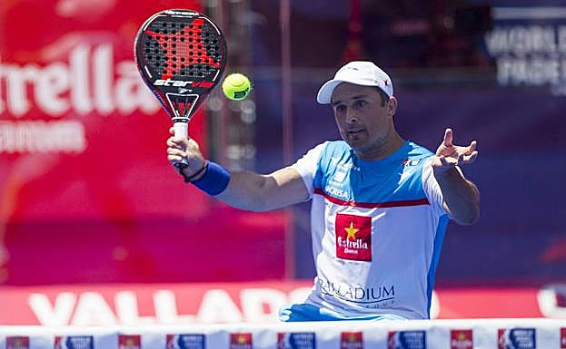 Matías Díaz intenta conectar con la pelota. 
