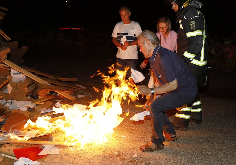 Fotos: Hoguera de San Juan en Palencia