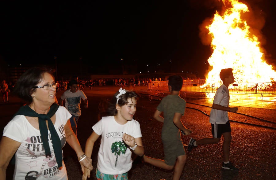Fotos: Hoguera de San Juan en Palencia
