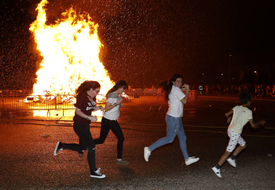 Fotos: Hoguera de San Juan en Palencia