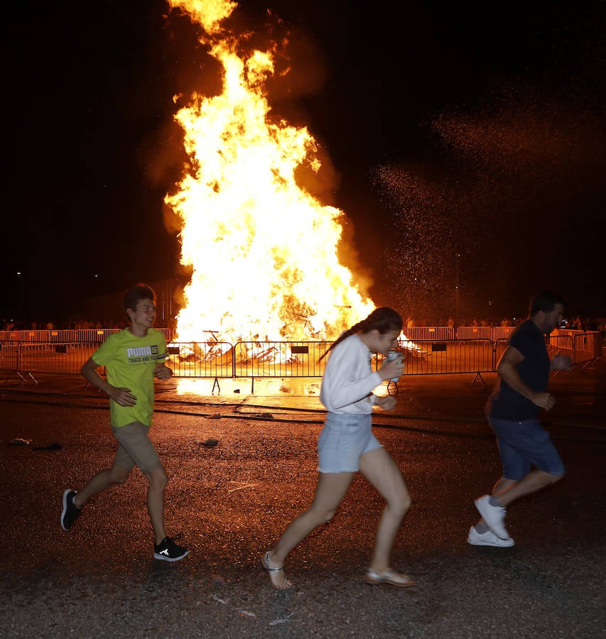 Fotos: Hoguera de San Juan en Palencia