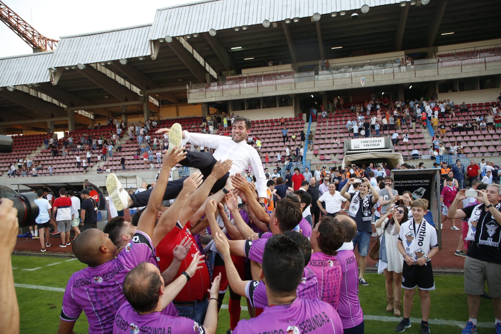 Fotos: El Salmantino asciende a Segunda B