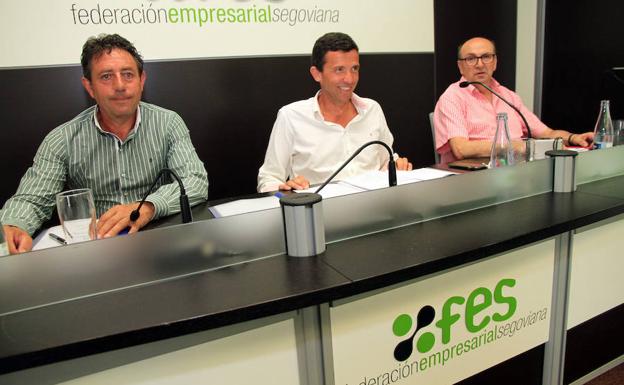 Javier Carretero, en el centro, en la mesa de la asamblea celebrada ayer en la sede de la Federación Empresarial Segoviana. 