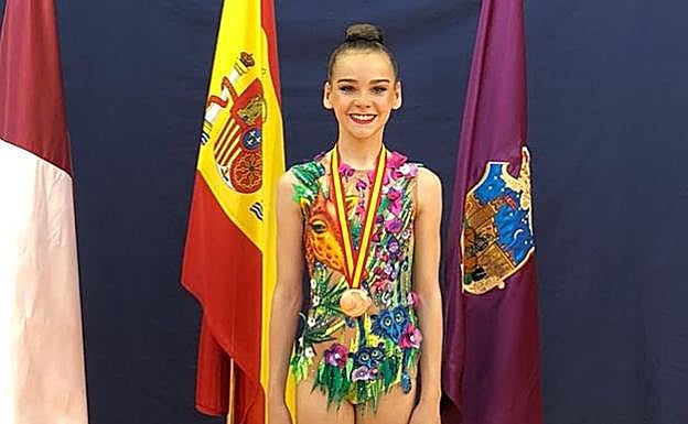 Valeria Carballo posa con su medalla de bronce en cinta en el Nacional. 