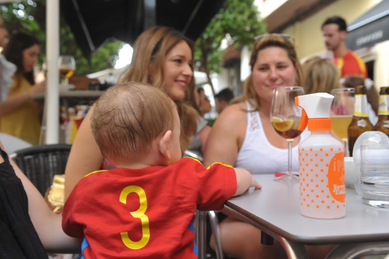 Martín, de siete meses, apoya a la selección Española junto con su madre y unas amigas.