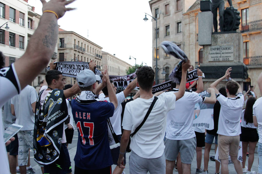 Fotos: La afición del Salmantino celebra en la Gran Vía