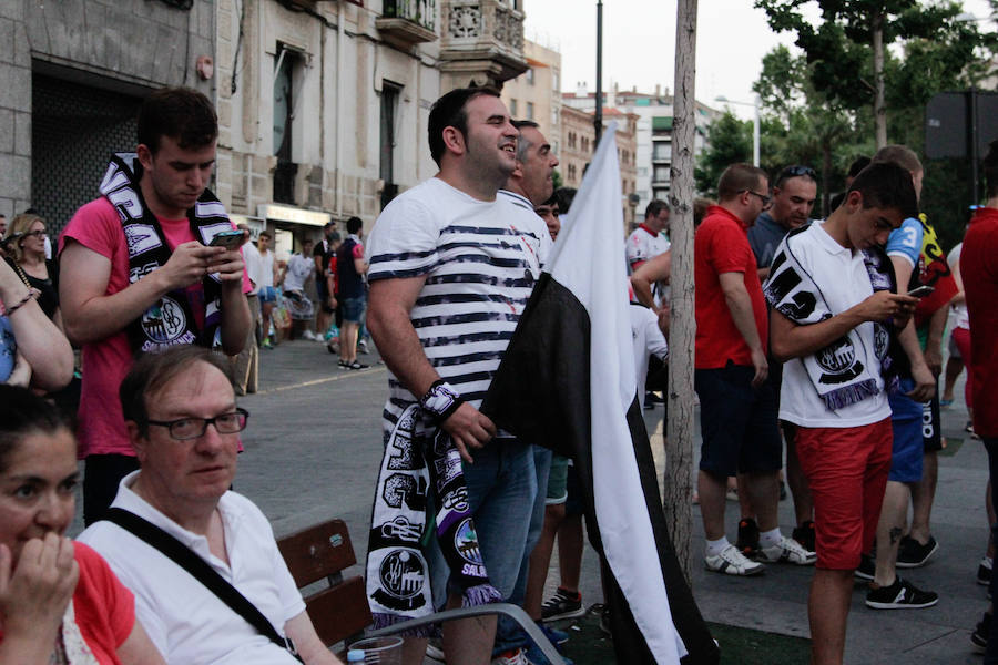 Fotos: La afición del Salmantino celebra en la Gran Vía