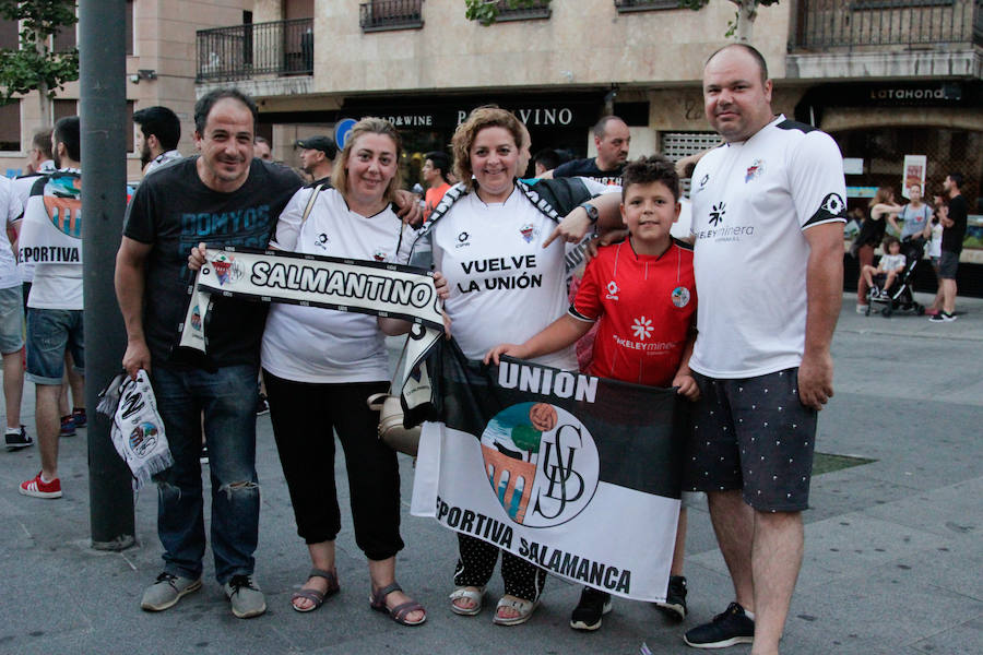 Fotos: La afición del Salmantino celebra en la Gran Vía