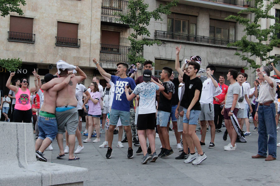 Fotos: La afición del Salmantino celebra en la Gran Vía