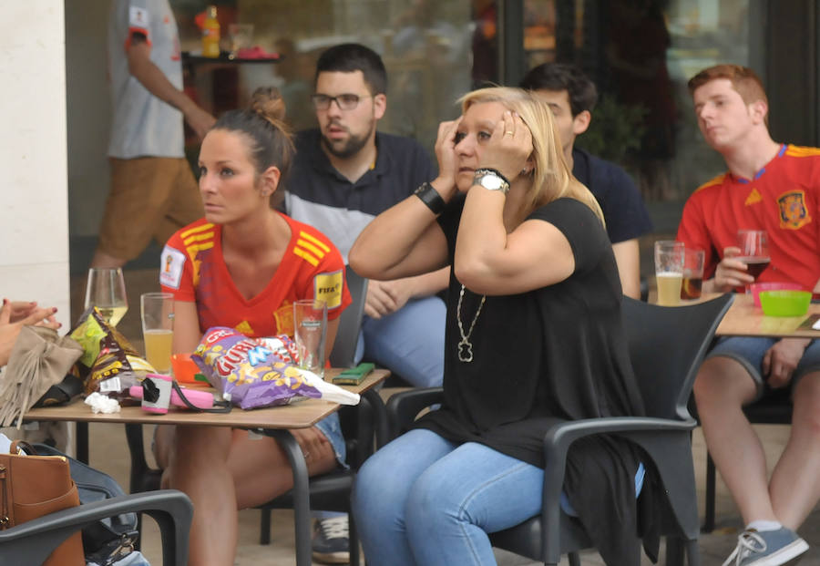 Fotos: Los vallisoletanos contienen el aliento durante el España-Marruecos