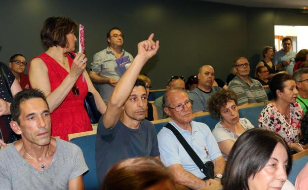 Afectados por la atención de la clínica de iDental, durante la asamblea celebrada el pasado viernes en Valladolid. 