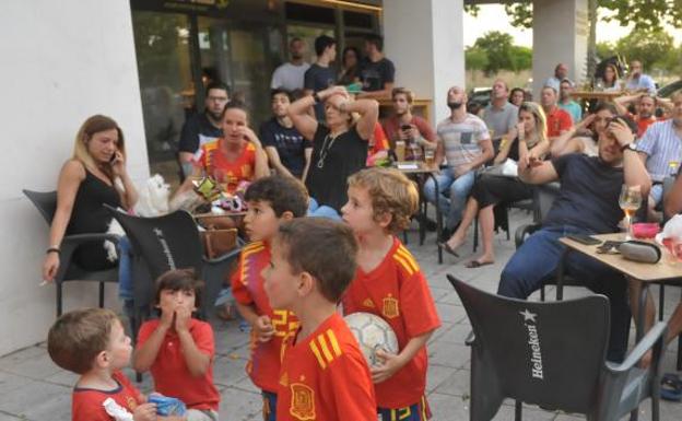 Un grupo de vallisoletanos viendo el partido España-Marruecos en una terraza de Villa de Prado.