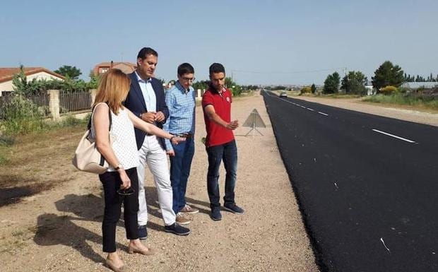 El delegado de la Junta, Alberto Castro, visita las obras en la carretera de Arcenillas. 