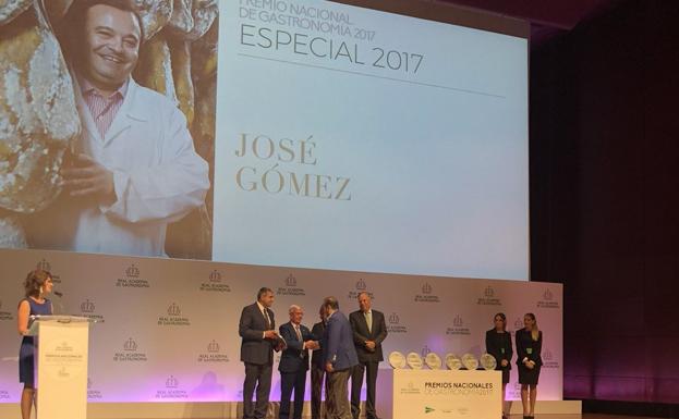 Rafael Ansón felicita a José Gómez durante la ceremonia. 