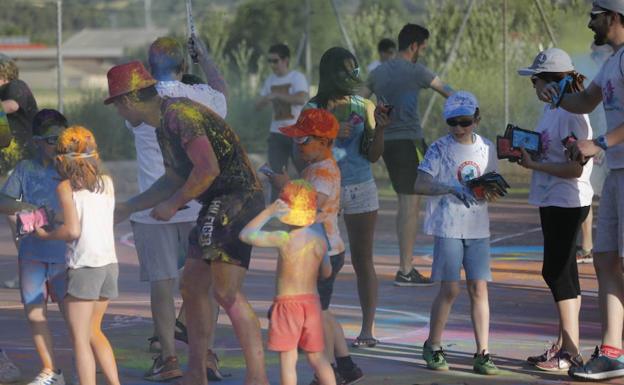 Fiesta de 'Holi-Vares' en Olivares de Duero.