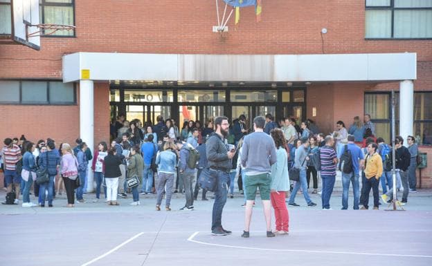 Opositores a la espera de realizar las pruebas en Burgos el pasado sábado.