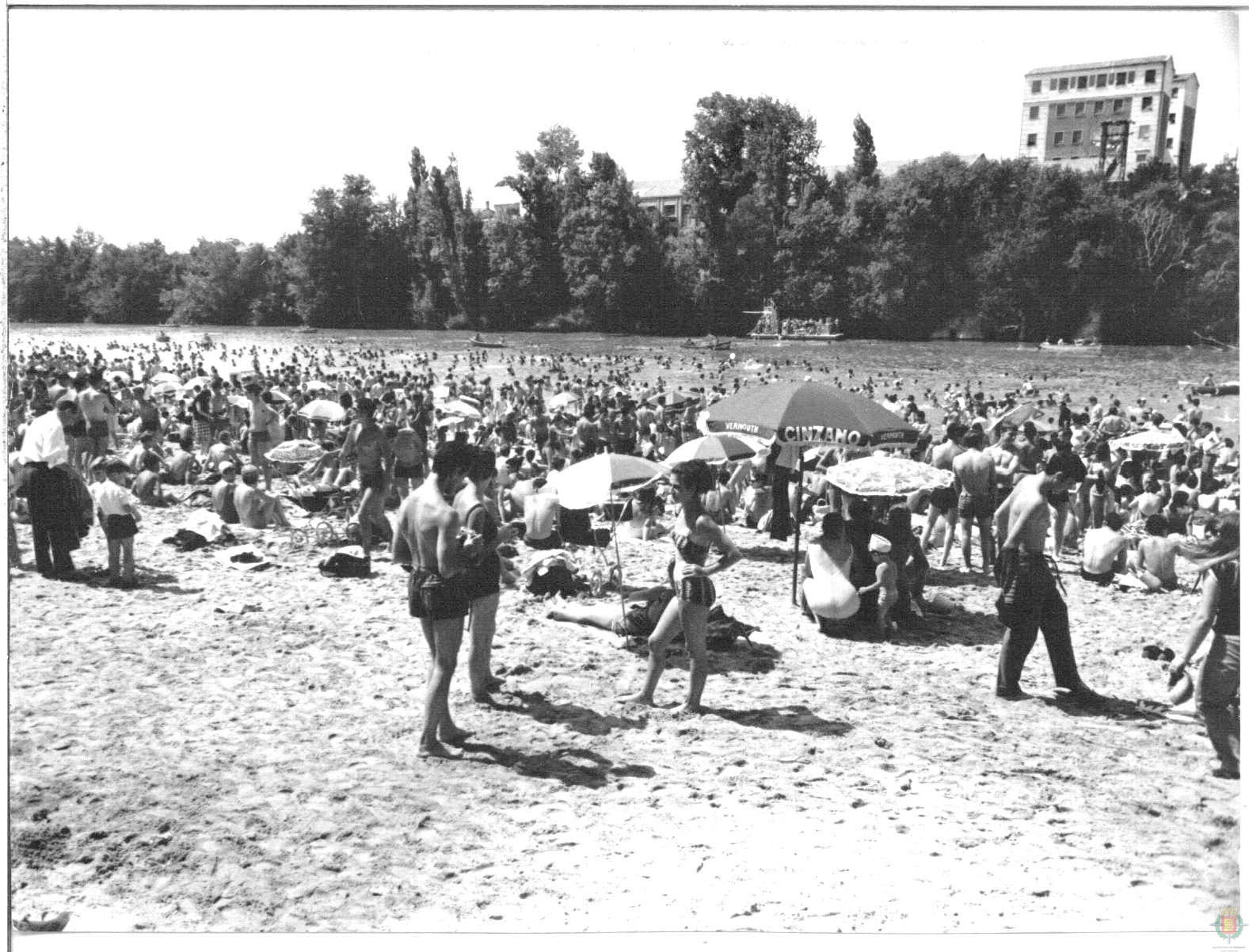 Fotos: Los veranos en la playa de Las Moreras en los años 70