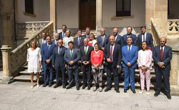 Participantes en la reunión de la comisión de Diputaciones Provinciales, Cabildos y Consejos Insulares, ayer en La Salina. 