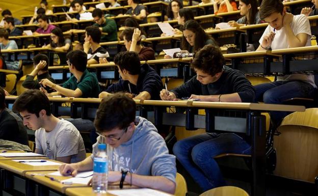 Los jóvenes de Castilla y León, los españoles que más claro tienen qué carrera universitaria van a estudiar