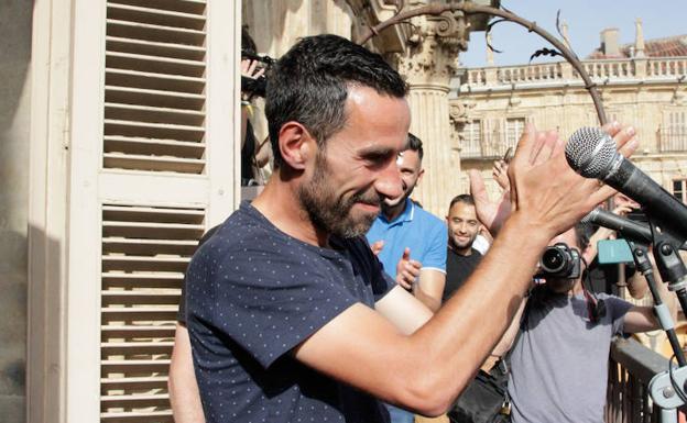 Chuchi el pasado domingo en el balcón del Ayuntamiento de Salamanca. 