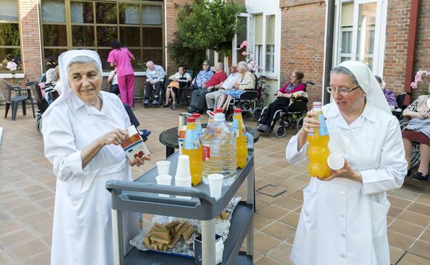 Dos de las religiosas, en una merienda celebrada en el patio de la residencia de Nuestra Señora del Carmen. 