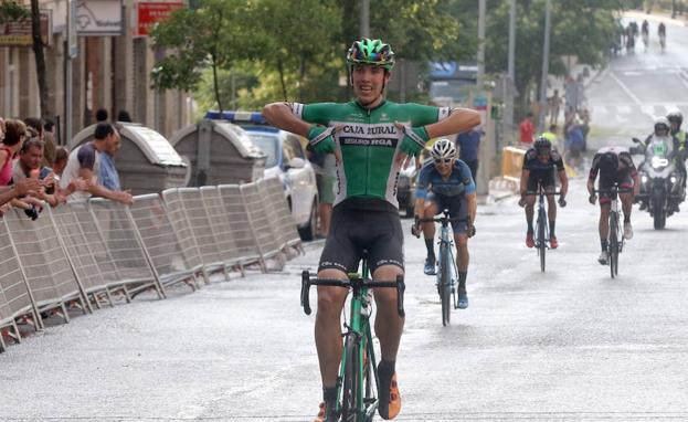 Oier Lazkano cruza primero la meta en Segovia.